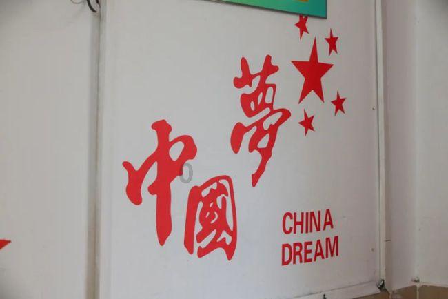 肖战签名被刻在《奥迪》上，品牌为之耗费数月